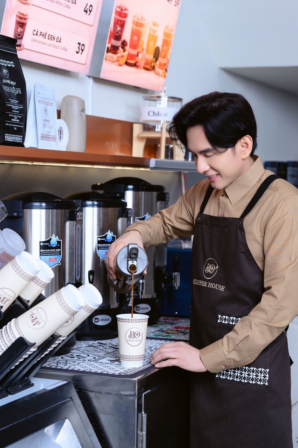 Nam ca sĩ Đan Trường mở quán cà phê và thông báo, trong hai ngày khai trương chính thức (từ 10-14h ngày 23/5 và từ 14-18h ngày 24/5), anh sẽ có mặt tại quán để giao lưu cùng khán giả. Anh cũng chia sẻ, Trong ngày mở bán thử, quán đã đón hơn 200 lượt khách.