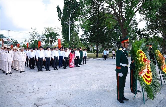 Thủ tướng Lê Minh Hưng cùng đoàn công tác đến dâng hương tưởng niệm các Anh hùng liệt sĩ tại Nghĩa trang liệt sĩ thành phố Cần Thơ. Ảnh: Dương Giang/TTXVN