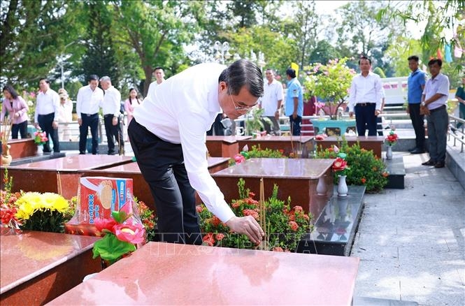 Thủ tướng Lê Minh Hưng thắp hương trên phần mộ các Anh hùng liệt sĩ tại Nghĩa trang liệt sĩ thành phố Cần Thơ. Ảnh: Dương Giang/TTXVN