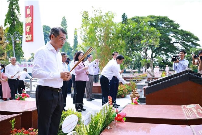 Thủ tướng Lê Minh Hưng thắp hương tưởng niệm các Anh hùng liệt sĩ tại Nghĩa trang liệt sĩ thành phố Cần Thơ. Ảnh: Dương Giang/TTXVN