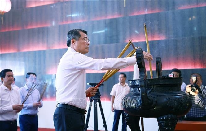 Thủ tướng Lê Minh Hưng dâng hương tưởng niệm các Anh hùng liệt sĩ tại Nghĩa trang liệt sĩ thành phố Cần Thơ. Ảnh: Dương Giang/TTXVN