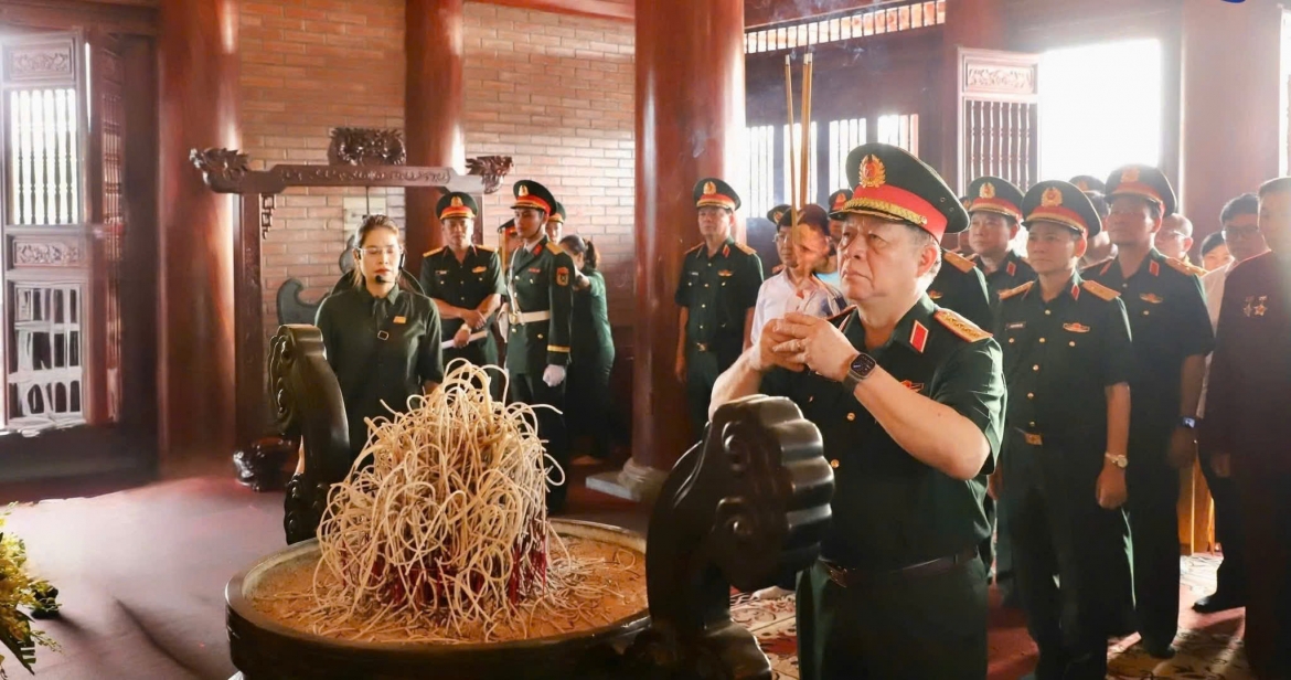 Đại tướng Nguyễn Trọng Nghĩa dâng hương tưởng niệm 60 liệt sĩ TNXP Đại đội 915