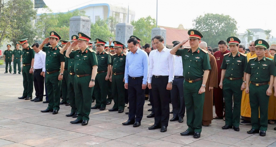 Đại tướng Nguyễn Trọng Nghĩa cùng các đại biểu đã đến dâng hương tại khu di tích lịch sử quốc gia 60 liệt sĩ TNXP Đại đội 915, Đội 91 Bắc Thái