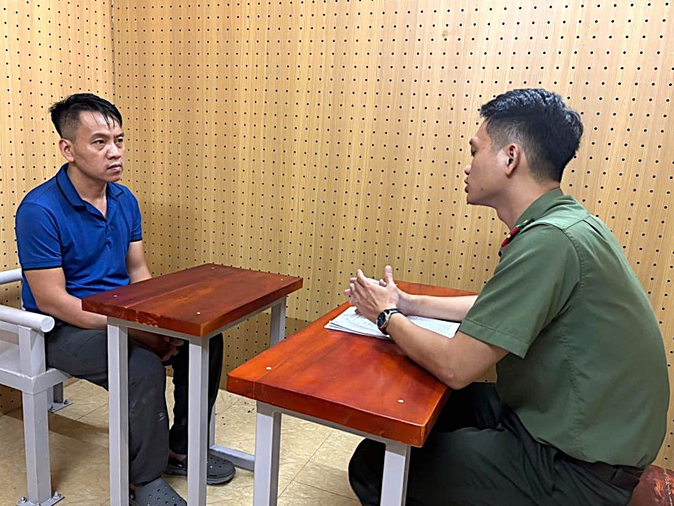 Đối tượng cầm đầu Nguyễn Hoàng Tuấn tại cơ quan điều tra. (Ảnh: Công an Nghệ An).