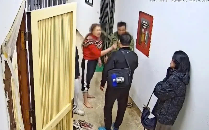 Hiện trường vụ việc, bị cáo Vân Anh mặc áo đỏ.