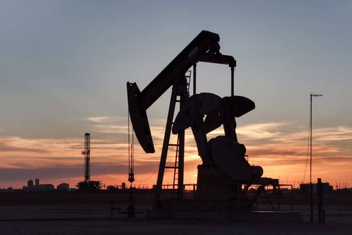Giàn khoan và bơm dầu tại khu vực phía nam Midland, bang Texas, Mỹ, ngày 11/6/2025. Ảnh: Reuters