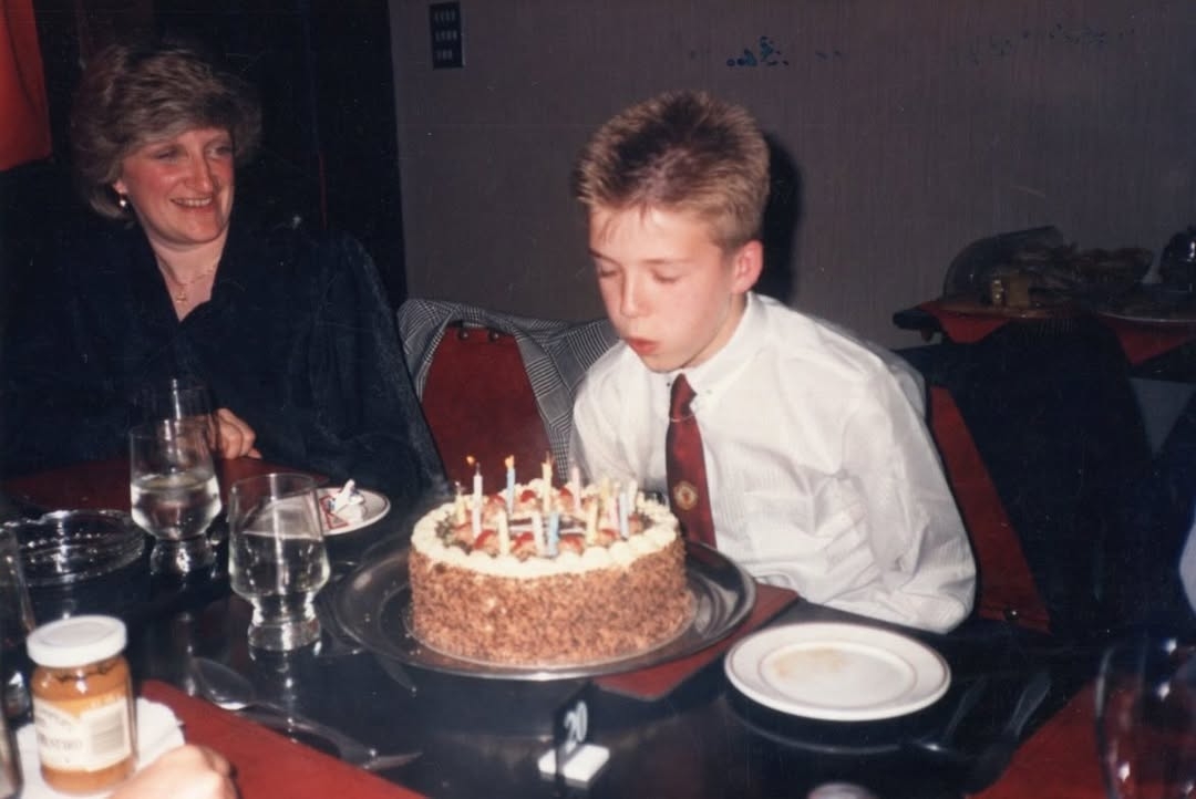 Khoảnh khắc tuổi thơ của David Beckham khi thổi nến sinh nhật, được anh chia sẻ lại trên Instagram
