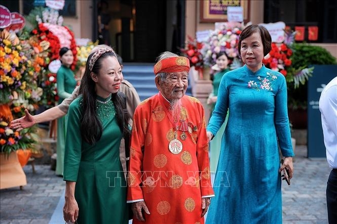 Nhà nghiên cứu Nguyễn Đình Tư (106 tuổi) - nhân chứng của 2 thế kỷ, học giả dành trọn đời cho văn hóa, lịch sử và tri thức Việt Nam đến dự Lễ trao Giải. Ảnh: Phạm Tuấn Anh/TTXVN