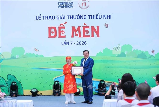 Ông Nguyễn Thiện Thuật, Tổng biên tập Báo Thể thao và Văn hóa, Trưởng ban Tổ chức Giải trao Chứng nhận "Đại sứ truyền cảm hứng của Giải thưởng Thiếu nhi Dế Mèn lần thứ 7" cho Nhà nghiên cứu Nguyễn Đình Tư (106 tuổi) - nhân chứng của 2 thế kỷ, học giả dành trọn đời cho văn hóa, lịch sử và tri thức Việt Nam. Ảnh: Hoàng Hiếu/TTXVN