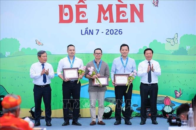 Phó trưởng Ban Tuyên giáo và Dân vận Trung ương Trần Thanh Lâm (bên phải) và Chủ tịch UBND thành phố Hà Nội Vũ Đại Thắng trao Giải thưởng "Khát vọng Dế Mèn" cho các tác giả. Ảnh: Hoàng Hiếu/TTXVN