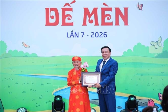 Ông Nguyễn Thiện Thuật, Tổng biên tập Báo Thể thao và Văn hóa, Trưởng ban Tổ chức Giải trao Chứng nhận "Đại sứ truyền cảm hứng của Giải thưởng Thiếu nhi Dế Mèn lần thứ 7" cho Nhà nghiên cứu Nguyễn Đình Tư (106 tuổi) - nhân chứng của 2 thế kỷ, học giả dành trọn đời cho văn hóa, lịch sử và tri thức Việt Nam. Ảnh: Hoàng Hiếu/TTXVN