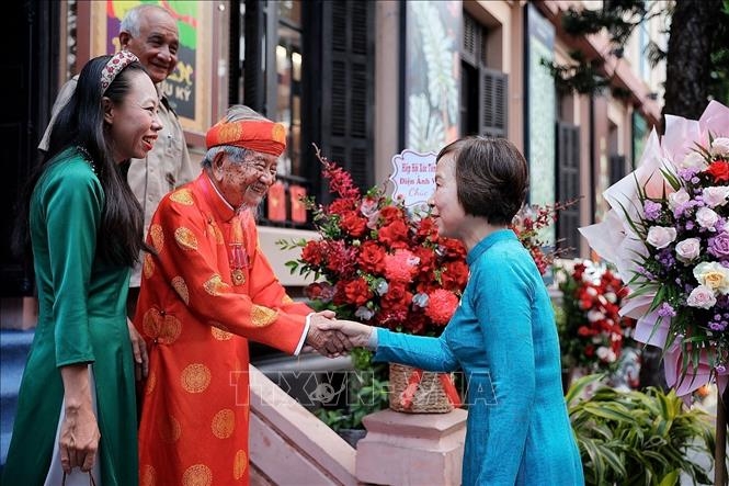 Tổng Giám đốc TTXVN Vũ Việt Trang đón tiếp Nhà nghiên cứu Nguyễn Đình Tư (106 tuổi) - nhân chứng của 2 thế kỷ, học giả dành trọn đời cho văn hóa, lịch sử và tri thức Việt Nam. Ảnh: Phạm Tuấn Anh/TTXVN