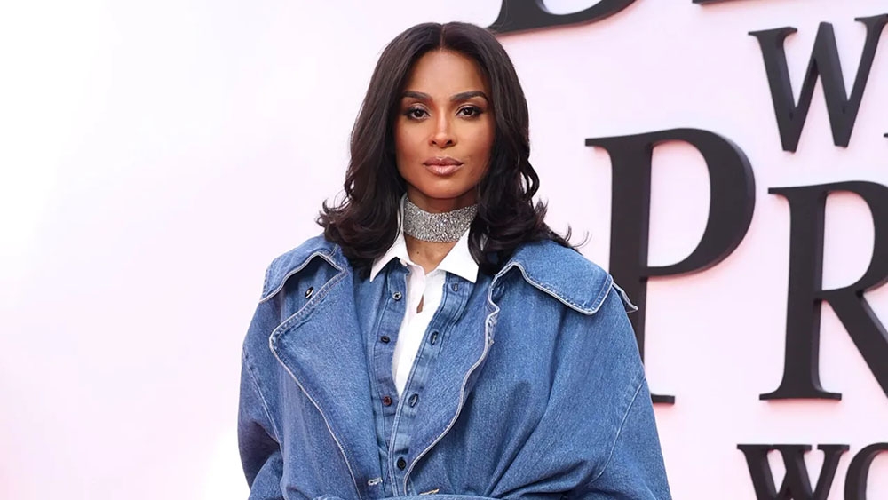 Ciara, nữ ca sĩ từng đoạt giải Grammy được bắt gặp trong khung cảnh lấy cảm hứng từ Met Gala, đang bước lên những bậc thang. Ciara đã tham dự Met Gala thực sự nhiều lần và chụp ảnh cùng chồng mình, cầu thủ NFL Russell Wilson. (Ảnh: Getty Images)