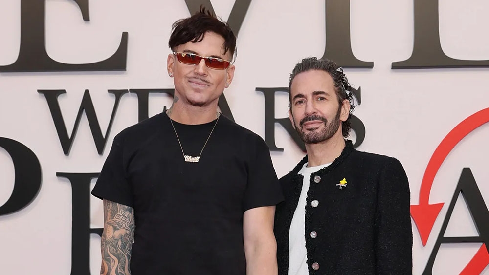 Marc Jacobs (bên trái) trong một đoạn video ngắn, nhà thiết kế thời trang người Mỹ được thấy đang làm việc cho bộ sưu tập mới của mình tại văn phòng Runway. (Ảnh: Getty Images)