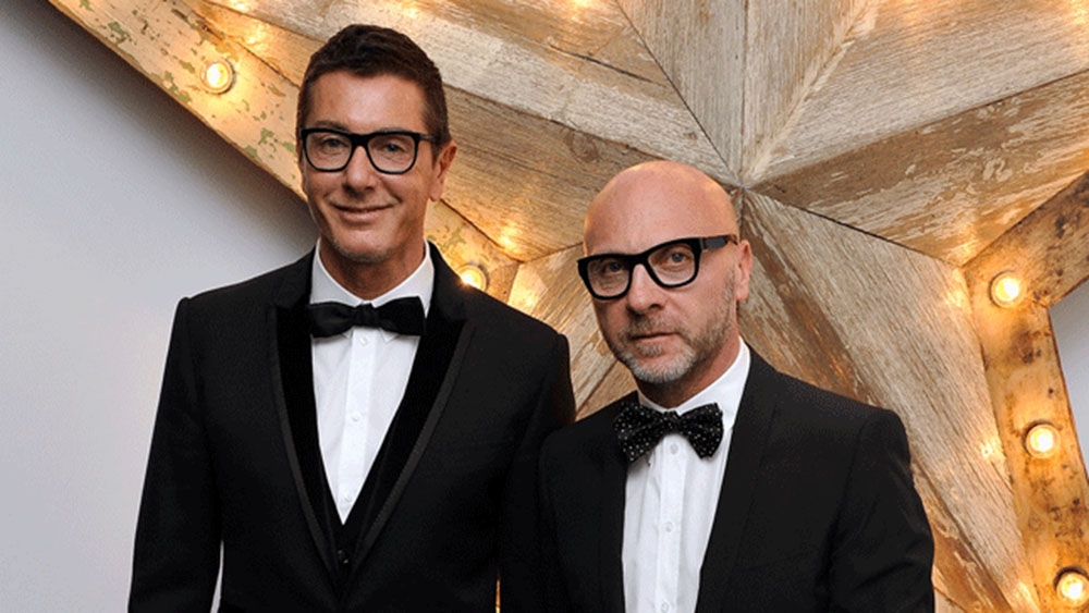 Domenico Dolce và Stefano Gabbana, những nhà sáng lập người Italia của thương hiệu thời trang cao cấp Dolce &amp; Gabbana đang tổ chức buổi trình diễn thời trang Xuân/Hè 2026 mang tên “PJ Obsession” tại Milan. (Ảnh: Getty Images)