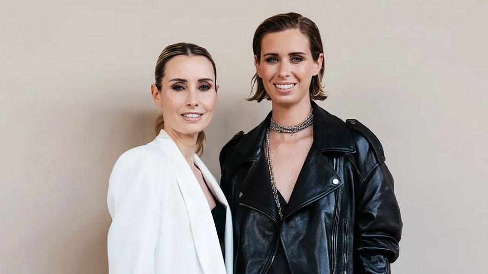 Carolina Cucinelli và Camilla Cucinelli, hai cô con gái của Brunello Cucinelli, xuất hiện cùng cha mình trong đoạn phim tổng hợp Tuần lễ thời trang Milan, đại diện cho thương hiệu thời trang cao cấp của gia đình. (Ảnh: Getty Images)