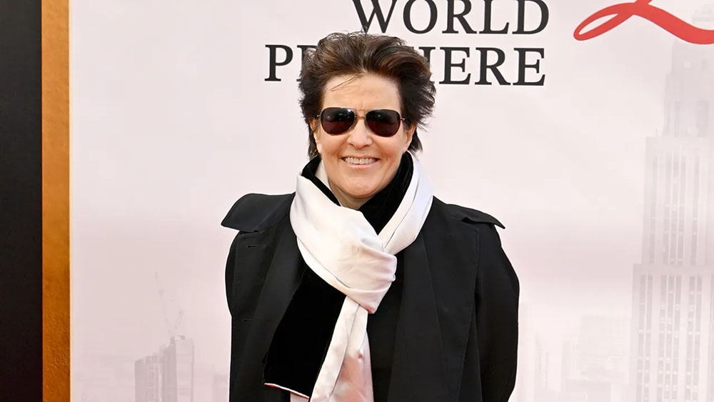 Kara Swisher, biên tập viên cấp cao của tạp chí New York Magazine và người dẫn chương trình podcast On with Kara Swisher được nhìn thấy tại nhà của Miranda ở Hamptons. (Ảnh: Getty Images)