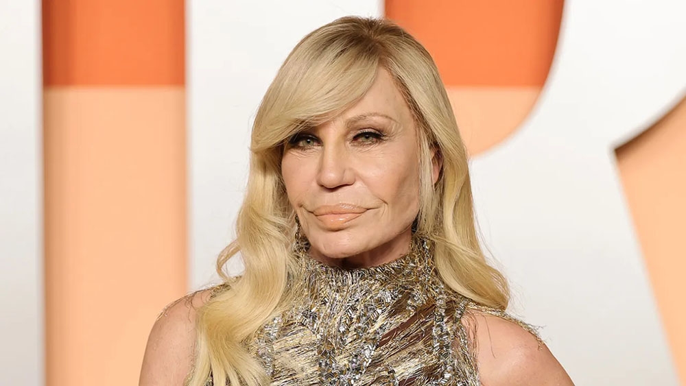 Donatella Versace, cựu giám đốc sáng tạo của Versace được bắt gặp ăn trưa với Emily ở Milan trong Tuần lễ thời trang Milan. Sự xuất hiện thoáng qua của Versace trong Prada 2 là một chi tiết gợi nhớ đến bộ phim gốc khi Miranda nói với Andy: “Gọi cho Donatella. Lấy máy bay riêng của cô ấy”, khi cô vội vã rời Miami trong cơn bão. (Ảnh: Getty Images)