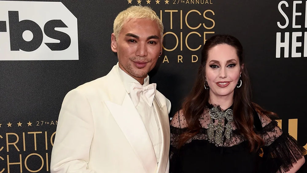 Frederic Aspiras và Sarah Tanno, đội ngũ làm đẹp lâu năm của Lady Gaga xuất hiện trong phim, tạo kiểu cho nữ ca sĩ “Abracadabra” trong màn trình diễn của cô tại Tuần lễ thời trang Milan. (Ảnh: Getty Images)
