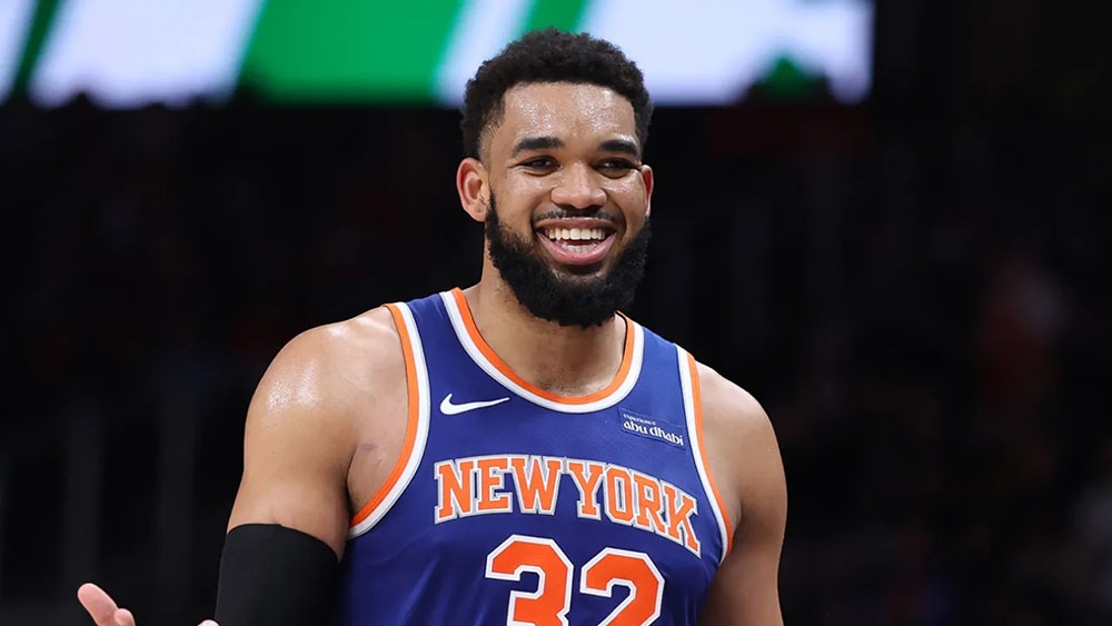 Karl-Anthony Towns, trung phong ngôi sao của New York Knicks xuất hiện với tư cách chính mình, tham dự bữa tiệc tại nhà của Miranda ở Hamptons, nơi anh gặp Andy, người nói với anh rằng mùa giải của Knicks khiến cô “tự hào là người New York”. (Ảnh: Getty Images)