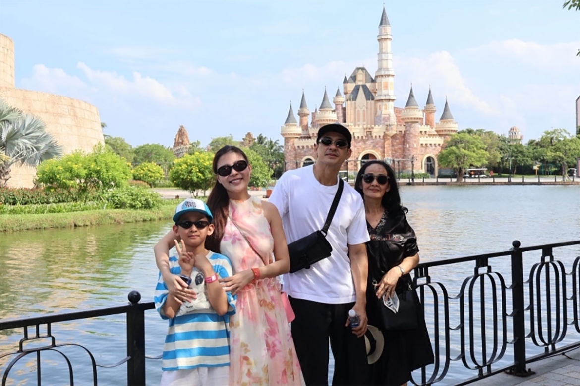 Diễn viên Thúy Diễm được ông xã Lương Thế Thành cùng cả nhà đưa đi nghỉ dưỡng sau ba tháng ốm nghén nặng, gần như không ăn uống được gì.