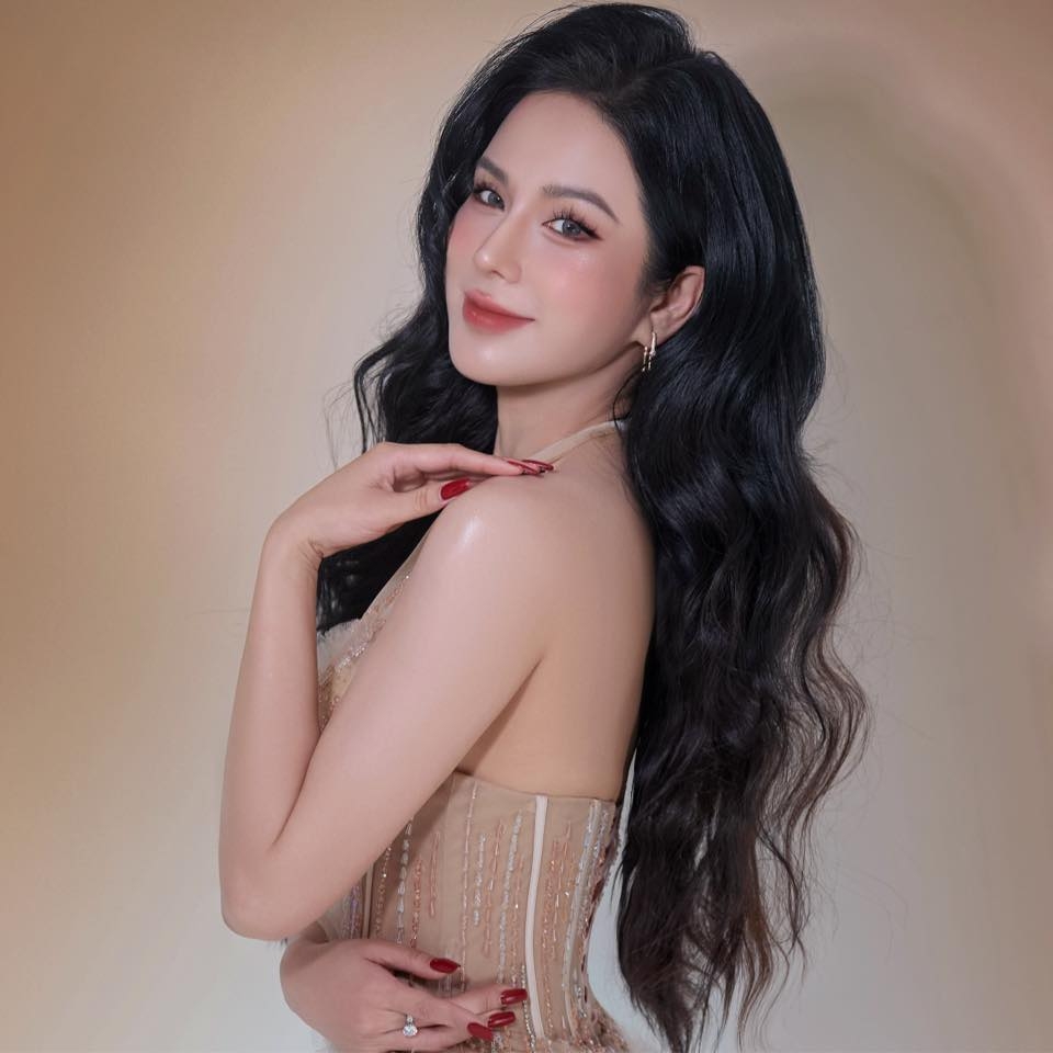Diệp Lâm Anh lên tiếng sau khi bình luận của cô dưới bài đăng của fanpage Phòng, chống ma túy - Công an TP.HCM bị lan truyền và gây tranh cãi trên mạng xã hội. Người đẹp khẳng định không hề có ẩn ý nhắm tới bất kỳ cá nhân nào.