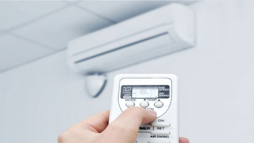 Việc đi ngay vào phòng điều hòa lạnh khi cơ thể và tóc còn ướt có thể tiềm ẩn nhiều nguy cơ sức khỏe do sự chênh lệch nhiệt độ và độ ẩm quá lớn
