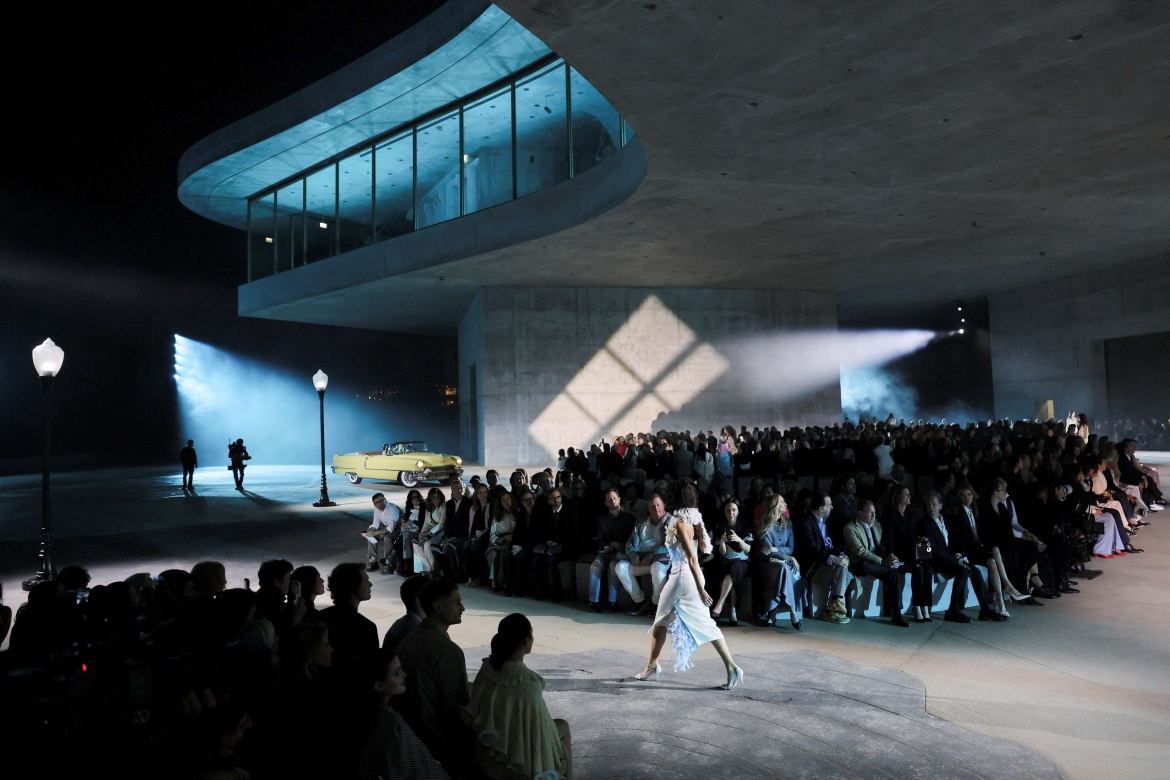 Show Cruise 2027 được xem là tuyên ngôn đầu tiên của Jonathan Anderson cho tương lai Dior.(Ảnh: Reuters)