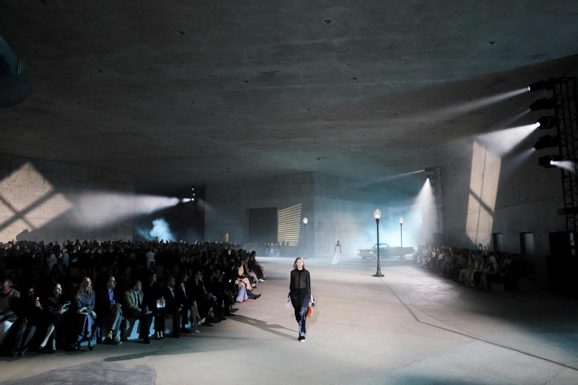 Không gian kiến trúc hiện đại của LACMA giúp show Dior mang cảm giác như một sắp đặt nghệ thuật đương đại.(Ảnh: Reuters)