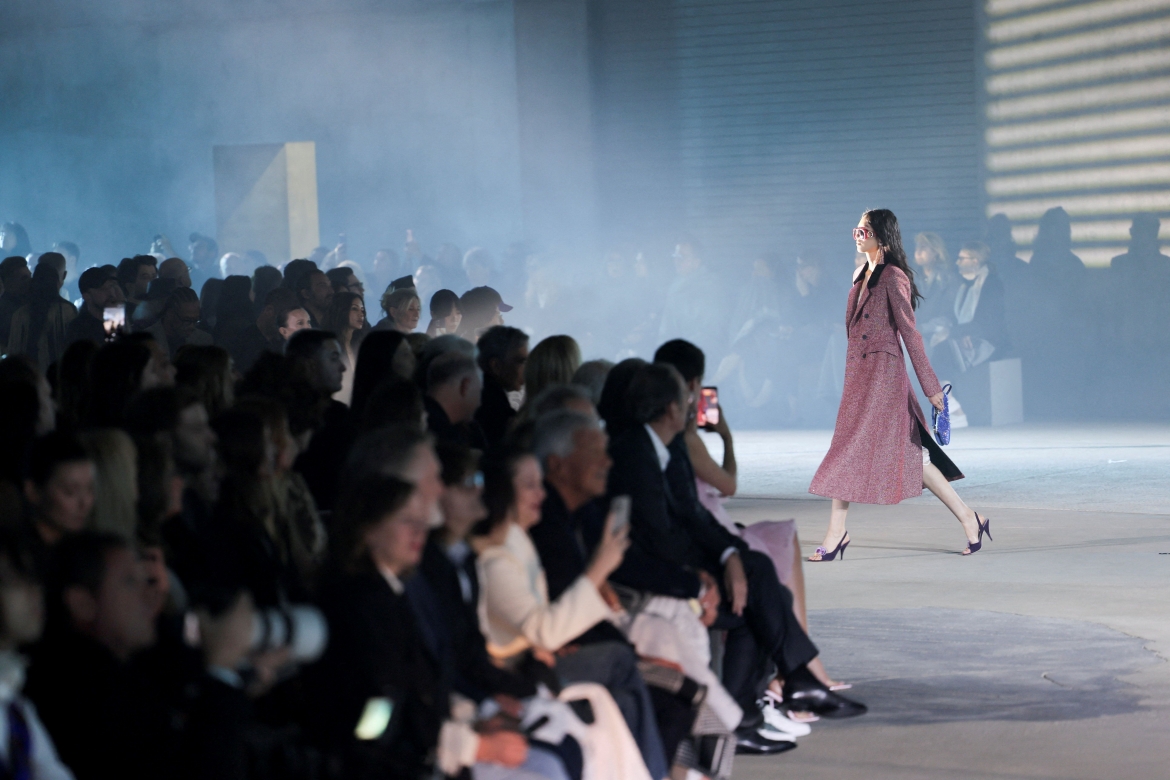 Ánh sáng, âm nhạc và không gian bê tông khiến show Dior giống một bộ phim hơn là runway truyền thống. (Ảnh: Reuters)