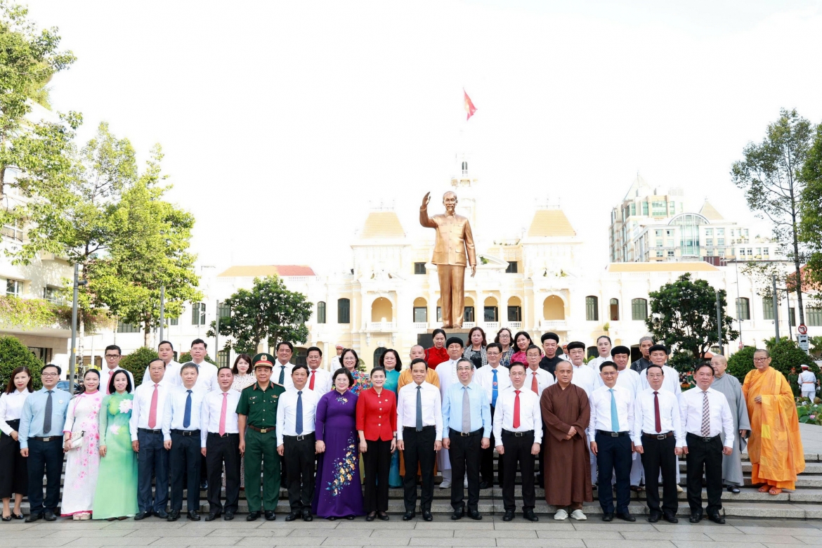 Đoàn đại biểu TP.HCM chụp ảnh lưu niệm (ảnh: T.B)