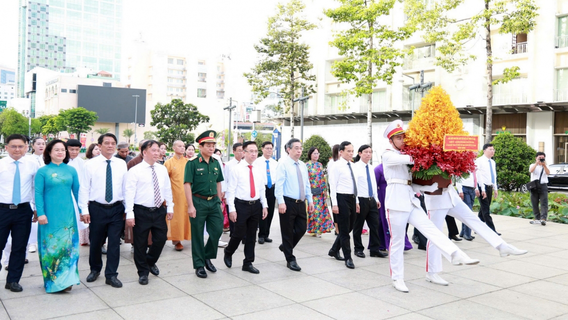 Đoàn đại biểu TP.HCM do Bí thư Thành ủy Trần Lưu Quang dẫn đầu đã dâng hoa tưởng niệm Chủ tịch Hồ Chí Minh tại công viên tượng đài Chủ tịch Hồ Chí Minh