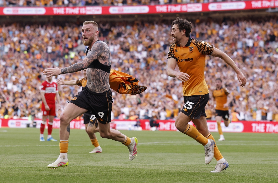 Oli McBurnie ghi bàn giúp Hull thắng Middlesbrough 1-0 để giành vé dự Ngoại hạng Anh 2026/2027. (Ảnh: Reuters)