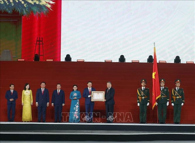 Tổng Bí thư, Chủ tịch nước Tô Lâm trao Huân chương Lao động hạng Nhất tặng thành phố Đồng Nai.
Ảnh: Thống Nhất/TTXVN