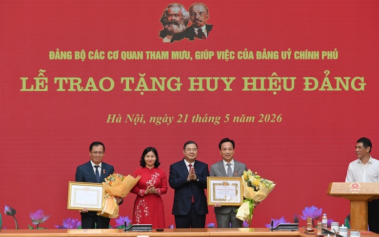 Phó Thủ tướng Thường trực Phạm Gia Túc trao Huy hiệu 35 năm tuổi Đảng tặng đồng chí Lại Xuân Lâm, Phó Bí thư chuyên trách Đảng ủy Chính phủ và đồng chí Chu Đình Động, Phó Trưởng Ban Tổ chức Đảng ủy Chính phủ - Ảnh: VGP/Phương Nguyên
