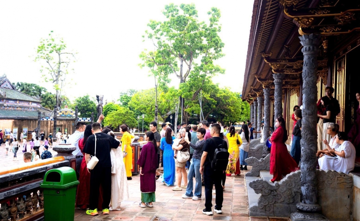 Du khách đến tham quan di sản Huế