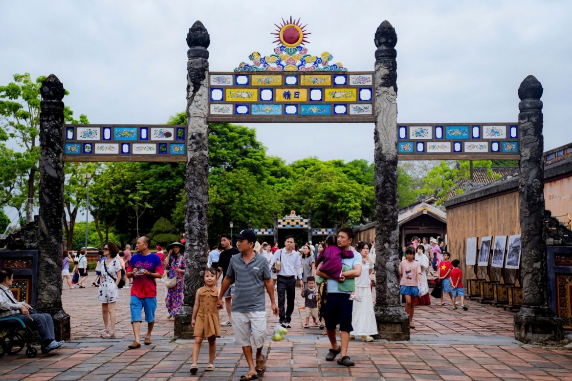 Du khách tham quan di tích trong dịp lễ