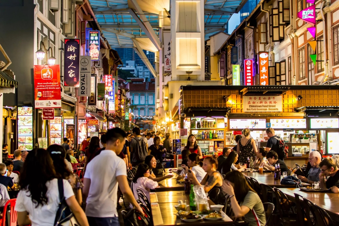 Mặc dù khí hậu nhiệt đới của Singapore ổn định quanh năm, tháng 6 vẫn là thời điểm tốt để ghé thăm do độ ẩm thấp hơn, và mưa mùa hè ít hơn nhiều so với các tháng còn lại trong năm. Du khách có thể thưởng thức các món đặc sản địa phương với giá cả khá phải chăng tại các trung tâm ẩm thực đường phố, các nhà ăn cộng đồng ngoài trời, ví dụ như trung tâm Newton Hawker.