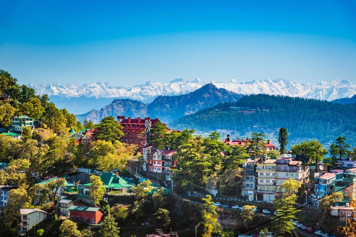 Shimla - thành phố nằm ở bang cực bắc Himachal Pradesh (Ấn Độ) này từng là nơi nghỉ dưỡng của người Anh vào thế kỷ 19. Để tránh những mùa hè khắc nghiệt của Ấn Độ, họ đã đến vùng chân núi Himalaya, biến Shimla thành một trạm nghỉ mát với đầy đủ tiện nghi từ đó cho đến nay.
