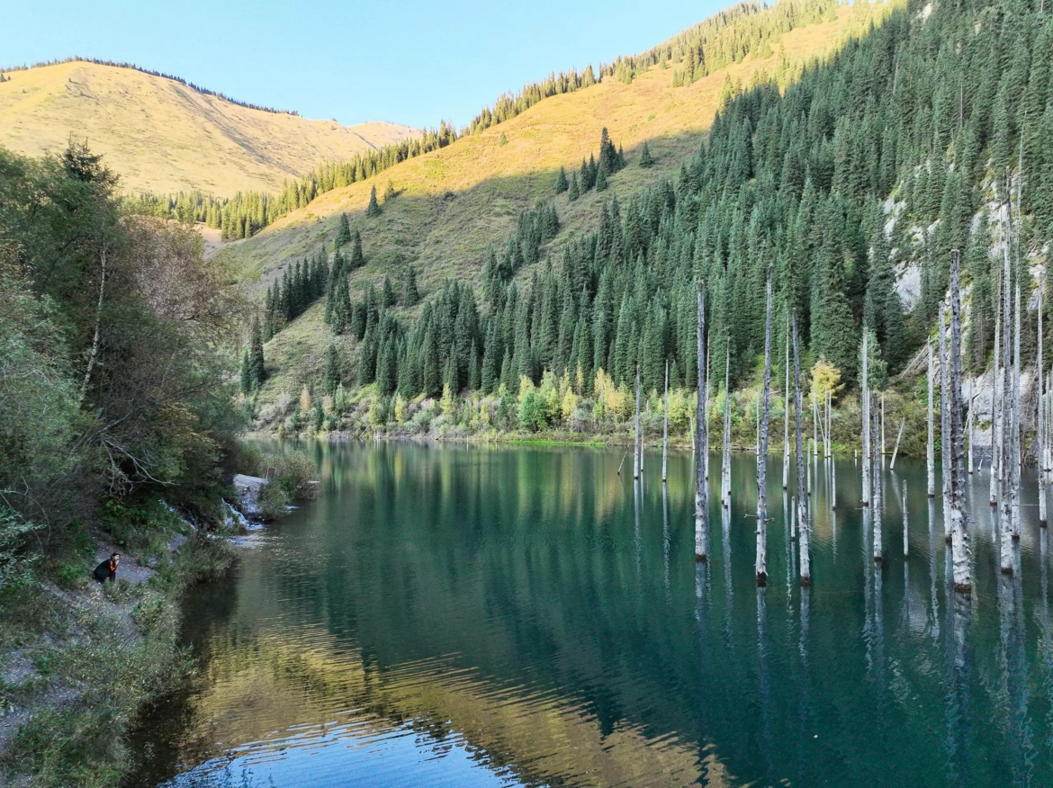 Là điểm đến không quá phổ biến ở châu Á, một chuyến thăm Almaty (Kazakhstan) vào mùa hè sẽ cho du khách cảm nhận sự sôi động chứ không quá đông đúc. Nhiệt độ dao động từ 14 - 27 độ C, và thời tiết lý tưởng để khám phá các bảo tàng và nhà thờ của thành phố hoặc tận hưởng cuộc sống về đêm.