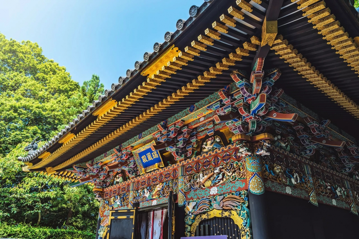 Nếu muốn tránh những đám đông ở Kyoto, Tokyo và Osaka, du khách hãy cân nhắc Sendai, hay còn gọi là "thành phố cây xanh" của Nhật Bản để có một kỳ nghỉ thư giãn. Sendai chỉ cách Tokyo 90 phút đi tàu cao tốc, nhưng lại mát mẻ hơn rất nhiều. Nhiệt độ cao nhất vào tháng 8 đạt khoảng 26 độ C. Đây cũng là tháng diễn ra Lễ hội Tanabata ở Sendai, được đánh dấu bằng các cuộc diễu hành, các màn trình diễn truyền thống và rất nhiều món ăn đường phố.
