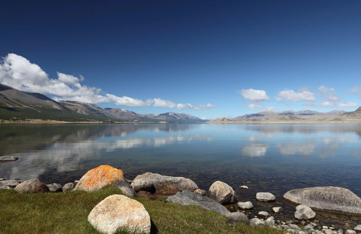 Altai (Mông Cổ) sở hữu những ngọn núi phủ tuyết trắng phù hợp cho chuyến leo núi hoặc đi bộ đường dài, và những thung lũng xanh mướt với vô số loài hươu và cừu bản địa. Du khách có thể chọn cắm trại bên bờ hồ Khoton Nuur hoặc tham gia lưu trú tại nhà dân trong một ngôi làng truyền thống để tìm hiểu về văn hóa du mục địa phương.