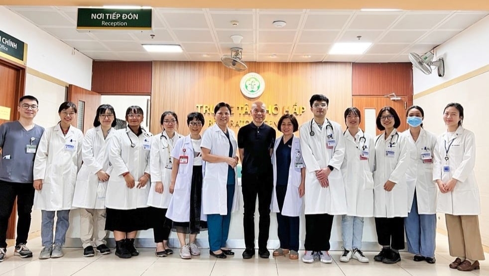Dù sống và làm việc tại Pháp, Giáo sư Đinh Xuân Anh Tuấn vẫn luôn dành sự quan tâm đặc biệt cho y học Việt Nam- Trung Tâm Hô Hấp, Bệnh viện Bạch Mai