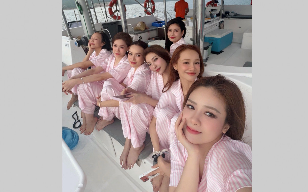 Dương Hoàng Yến khiến fan cười ngất với bài đăng "Cười từ đất liền ra tới giữa biển cùng các chị em".