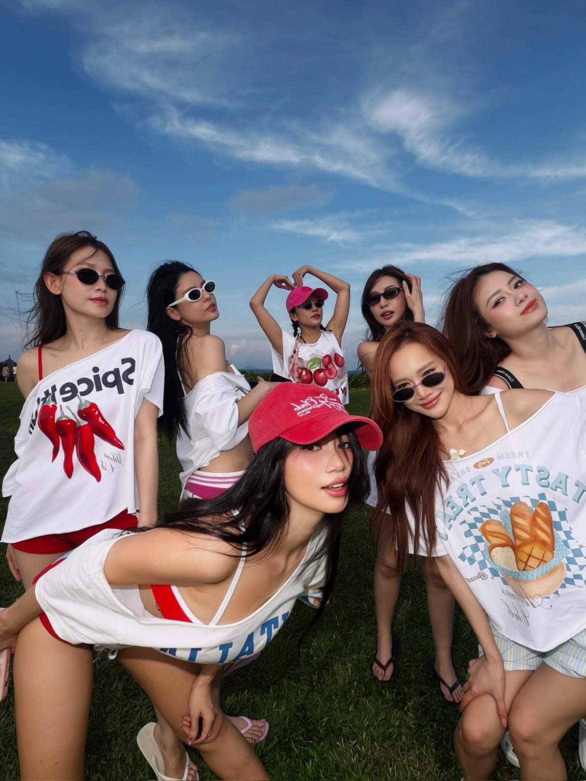 Dương Hoàng Yến khiến mạng xã hội náo loạn khi đăng ảnh cùng hội chị em cực cháy. Caption “Mùa hè là mùa của những cô em yêu đời” nhanh chóng hút tương tác mạnh.