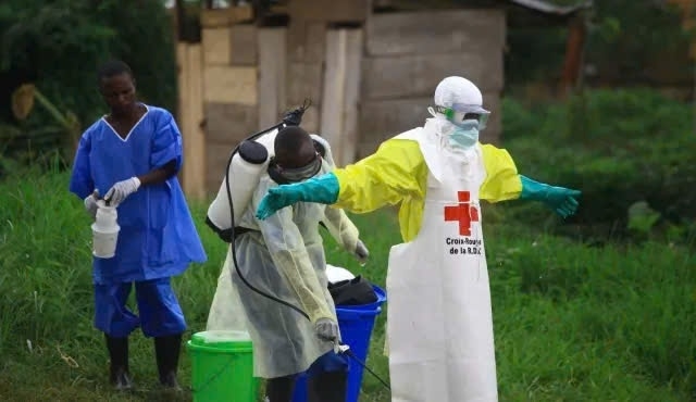 Nhân viên y tế phun khử khuẩn cho đồng nghiệp tại trung tâm điều trị Ebola ở Beni, miền Đông Congo, ngày 9/9/2018. Ảnh: AP