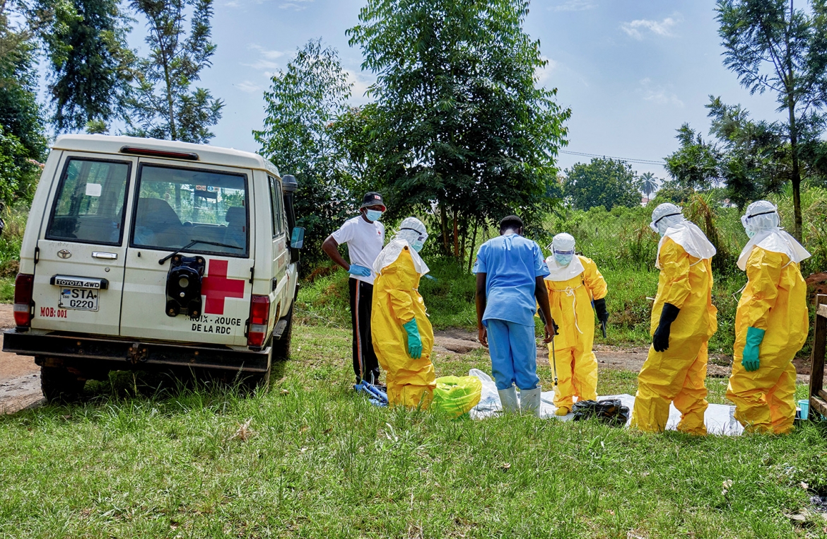 Nhân viên Hội Chữ thập đỏ xử lý thi thể nạn nhân Ebola tại Bunia, CHDC Congo, ngày 21/5/2026. Ảnh: Reuters
