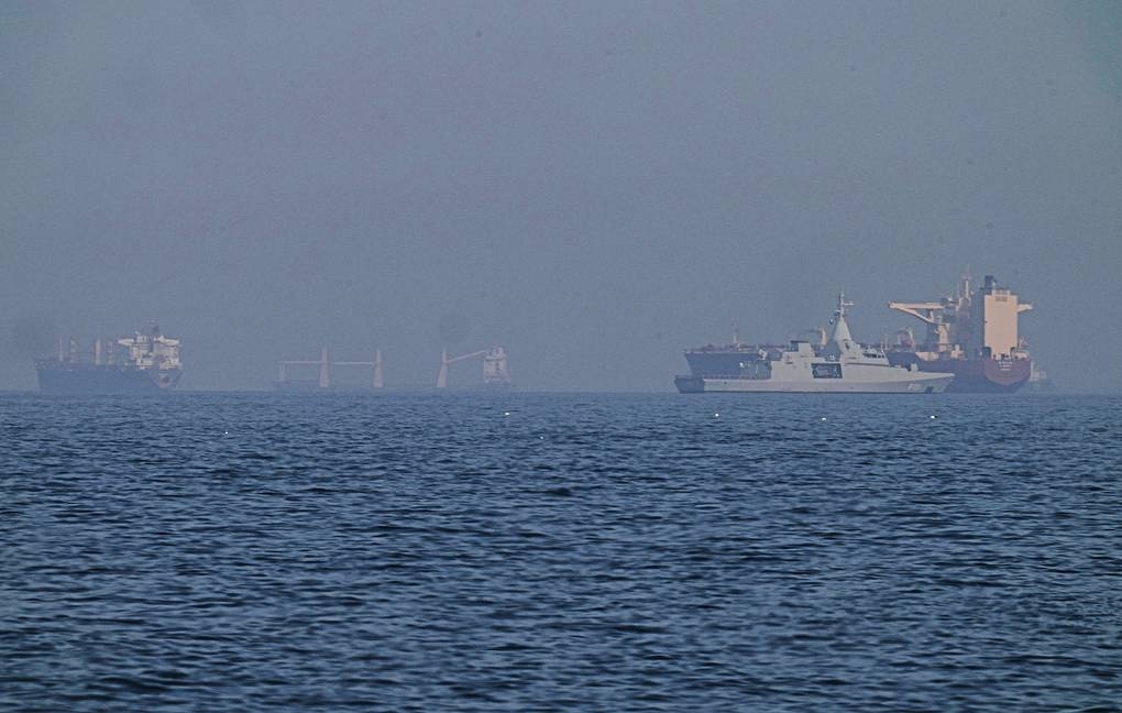 Tàu thuyền di chuyển qua Hormuz. Ảnh: AP