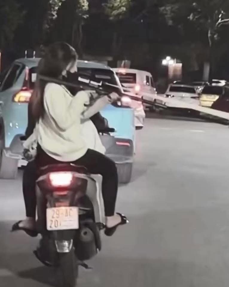 Hình ảnh 2 công dân nữ dùng ná cao su chĩa vào người đi đường (ảnh: mạng xã hội)