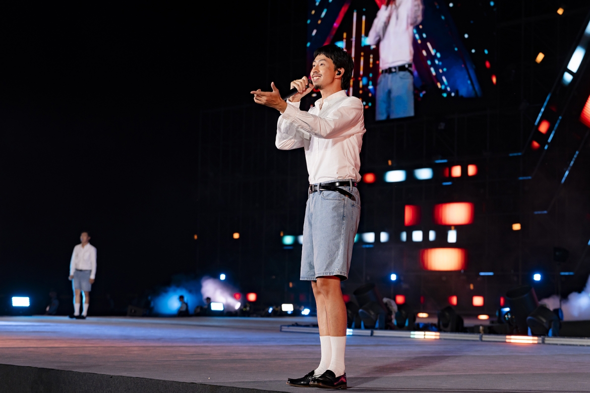 Rapper Đen mở màn, nhận được sự hưởng ứng mạnh mẽ. Ngay khi những giai điệu quen thuộc của Mang tiền về cho mẹ vang lên, hàng vạn khán giả đã hòa giọng cùng anh.
